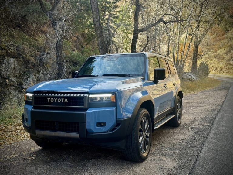Toyota Land Cruiser 2025: the beast that dances between luxury and mud
