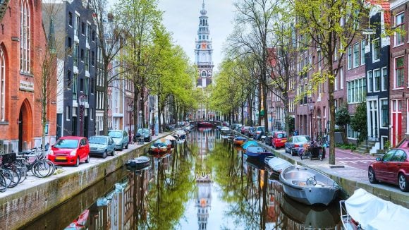 Amsterdam: A City Fighting Against Advertising for Gasoline Cars