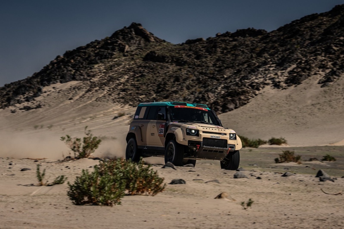 The Land Rover Defender: a strategic return to Dakar