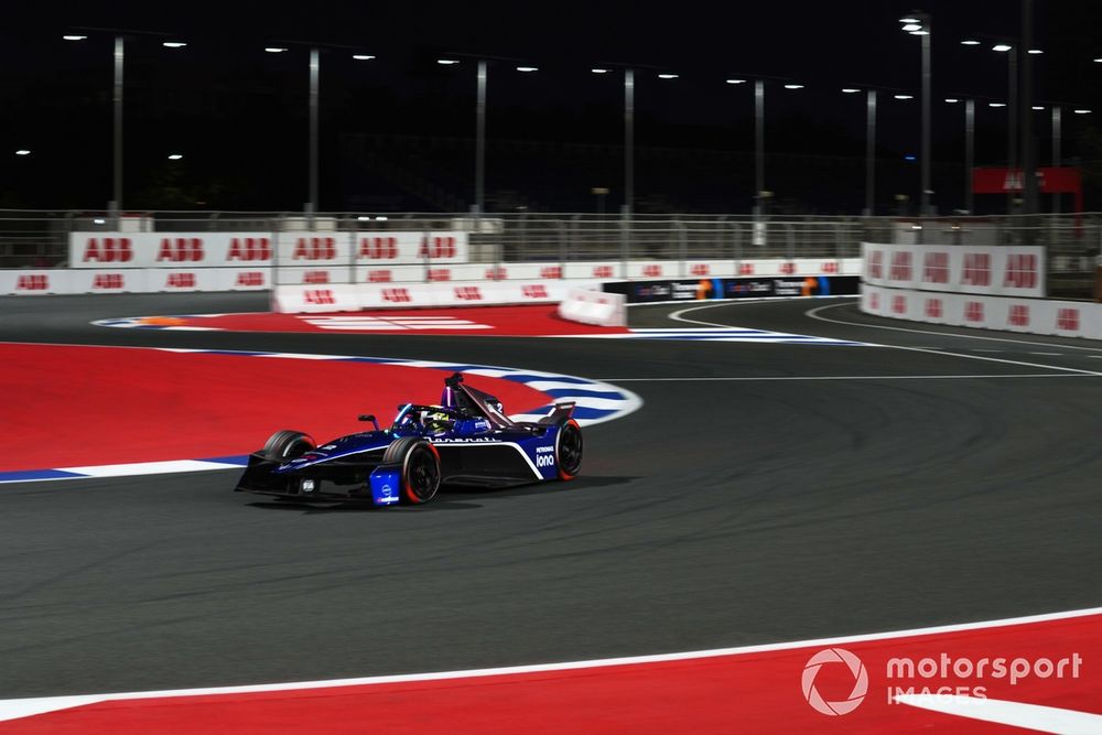 Théo Pourchaire dans la Maserati GEN3 Evo lors du rookie test de Djeddah en 2025.